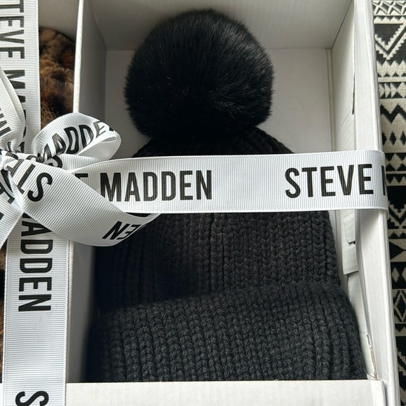 Ribbed knit beanie w/ faux fur Pom & faux fur quilted slides Steve Madden size L - Picture 3 of 3